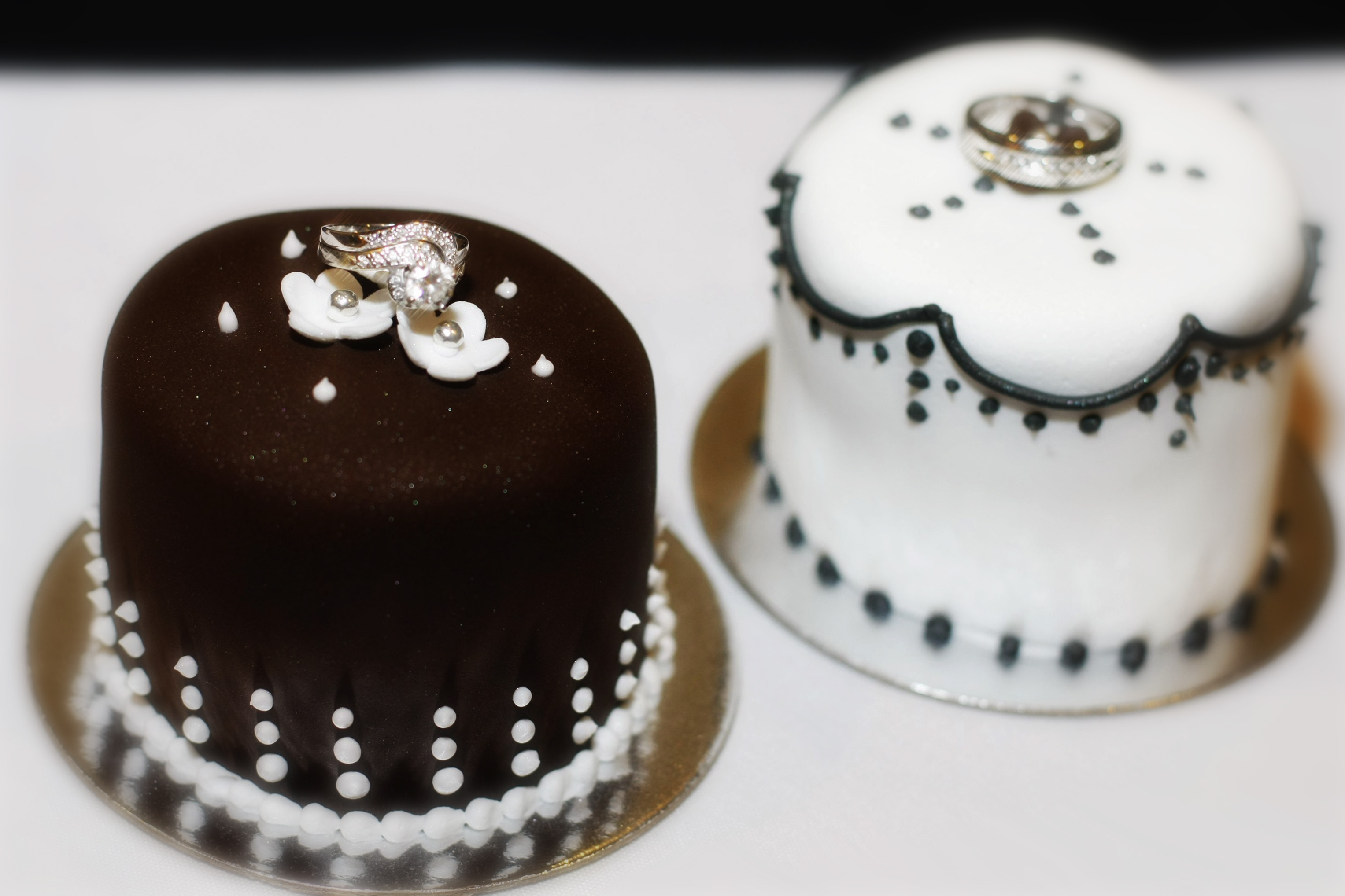 corona wedding cakes by Laurice
